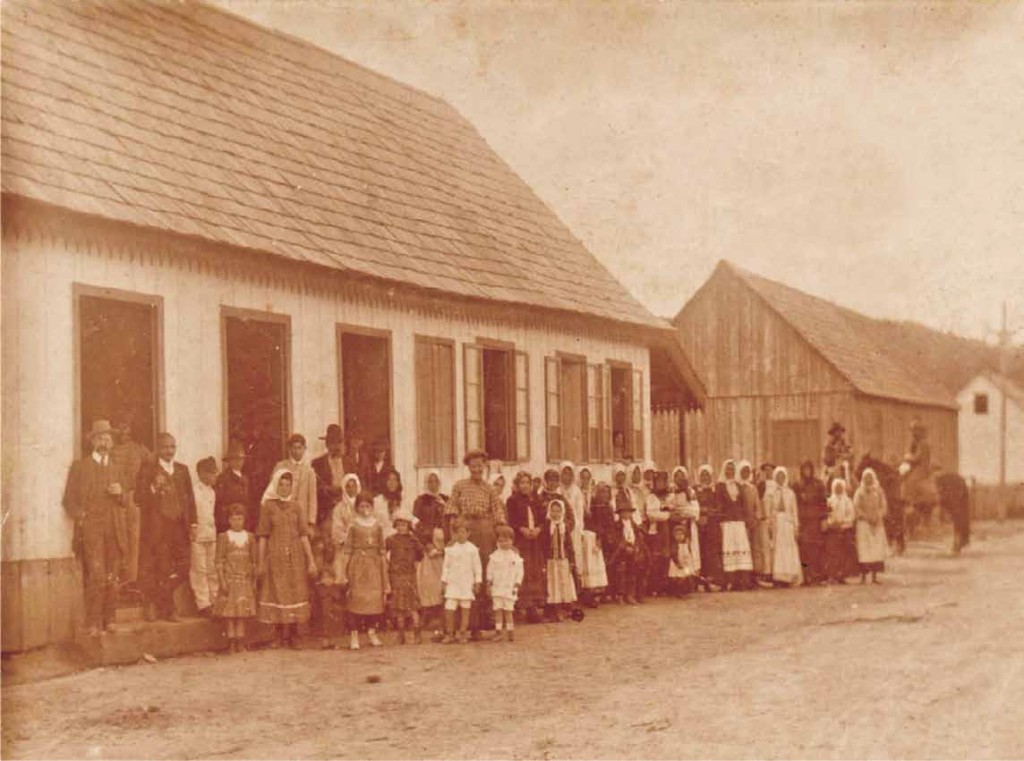 Opening van de Kolonie Gonçalves Júnior in 1908. Een groep Nederlandse immigranten voor de winkel van de kolonie